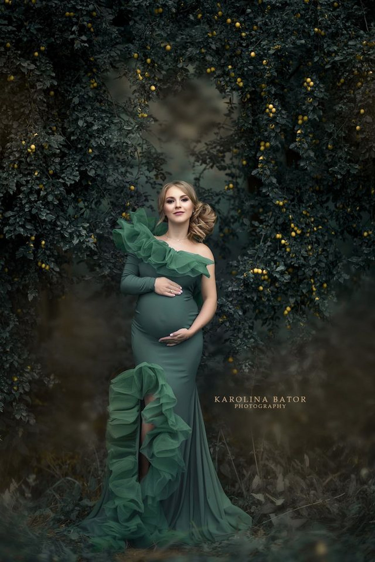 elegant pregnancy photoshoot dress with tulle accents and mermaid silhouette