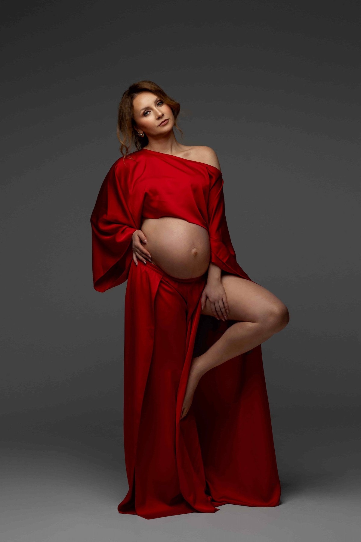 maternity outfit with oversized top and wide